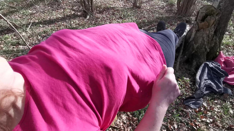 Bouncy Tits Action: Tittenfick im wald