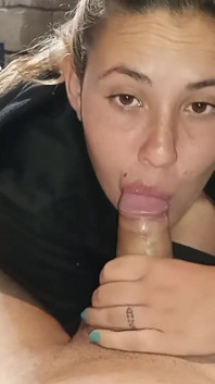 Mia moglie si diverte a succhiarmi il cazzo e ci gioca