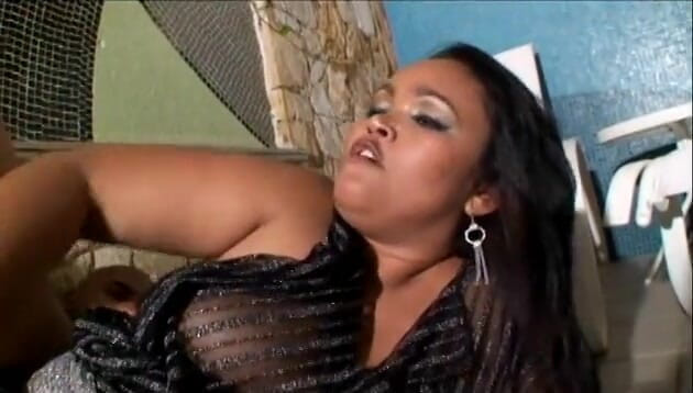 Big Beautiful Girls: Tante semok kulit hitam pecinta kontol ini lagi asik nyepong...