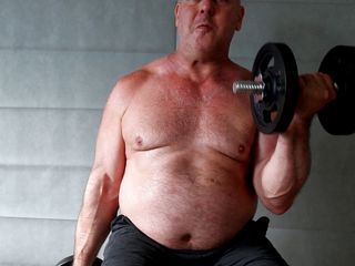 Gay bears: 同性恋熊爸爸大块肌肉熊锻炼和按摩。电影肌肉男同毛茸茸的健美运动员