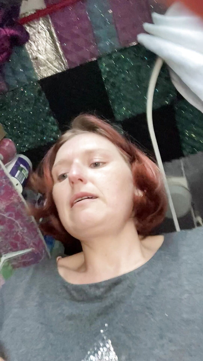 MistressWriggler: 火辣饥渴的嬉皮士家庭主妇使用导尿管在玻璃杯里撒尿给你带来了一个新的变态