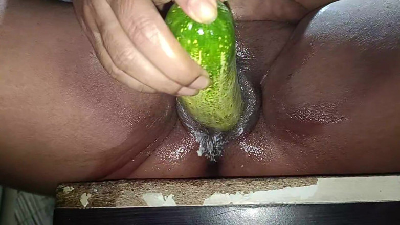 Arpit studio: Nach langer Zeit steckte ich eine Gurke in meine muschi...