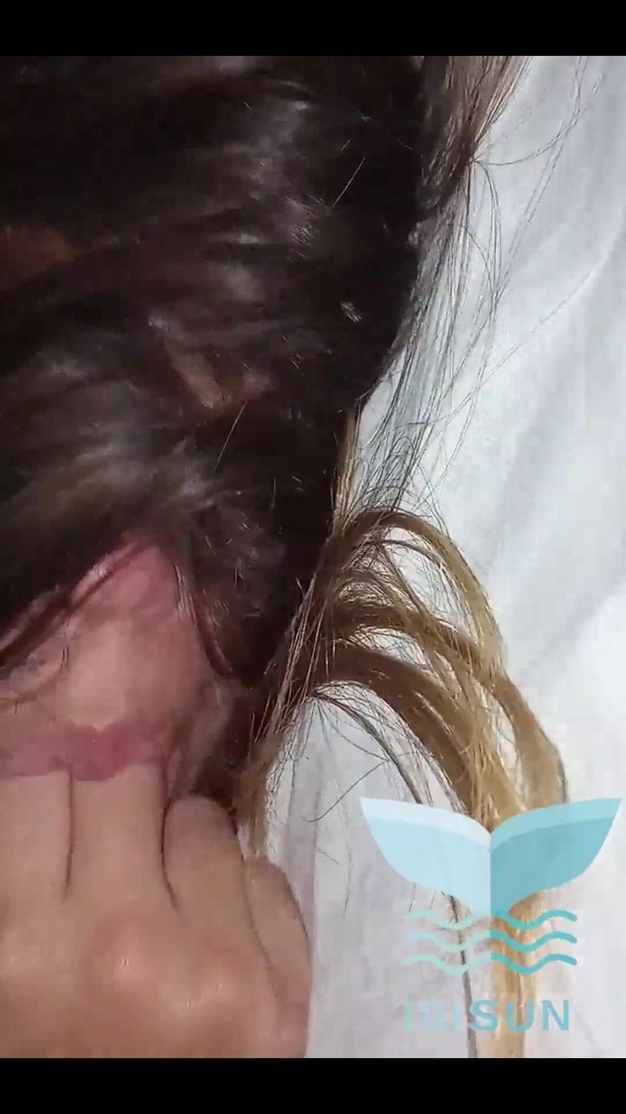 Isis Sun: Minha linda garota chega em casa depois da faculdade. Ela...