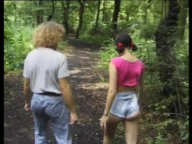 Crispy Teens: Dospívající dívka kouří a šuká v koupelně