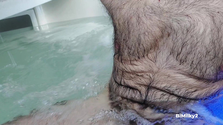 BiMilky2: Hairy Man Napalony w Jacuzzy