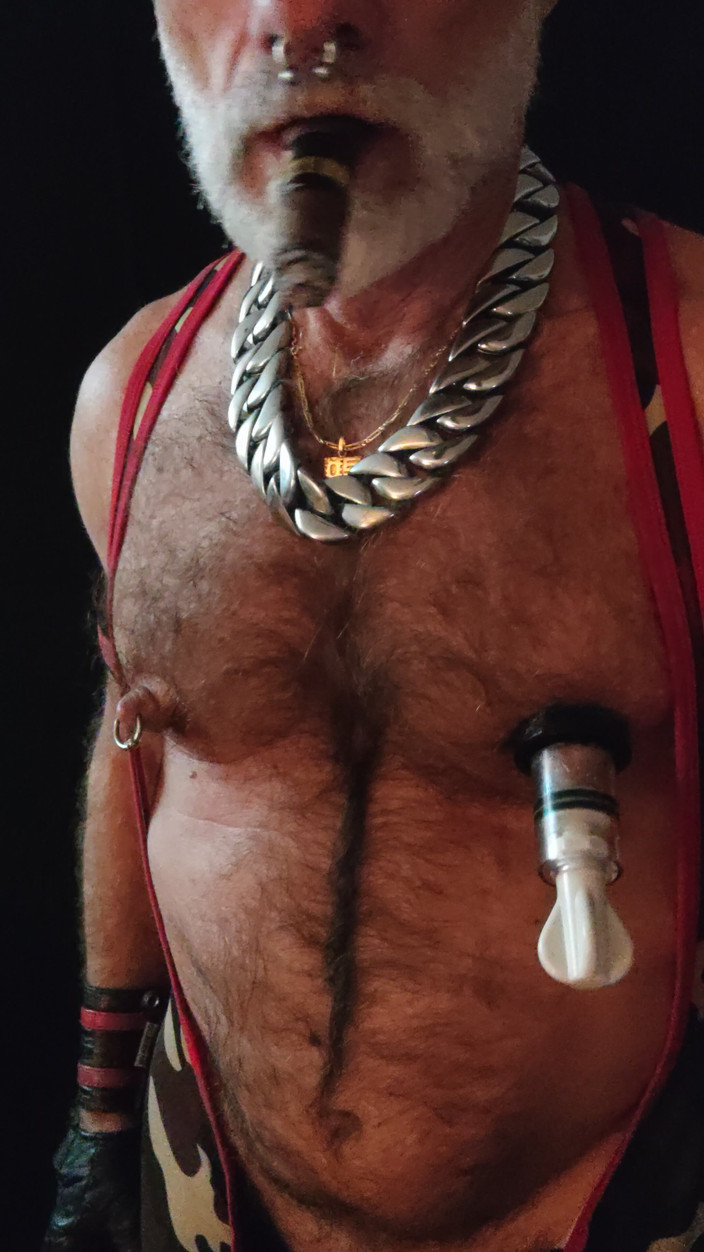 MusclesCigarsFFPig: Зализывание сосков во время курения