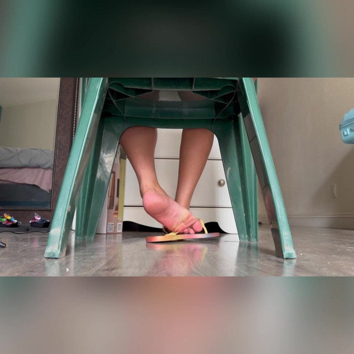 Tan feets: Latina tanfeets debajo de la silla con chanclas se burlan...