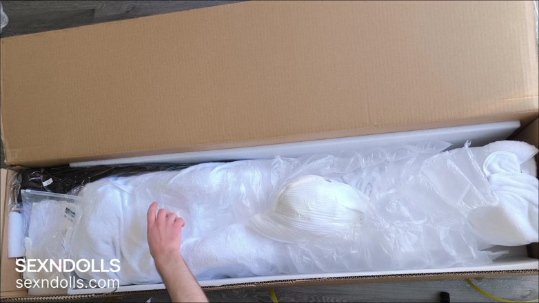 Sex 'n Dolls: Une poupée sexuelle déballe l’ASMR et se caresse les seins