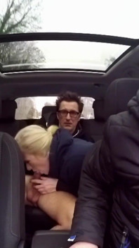 Sexy blonde gepiercte reife im auto gefickt