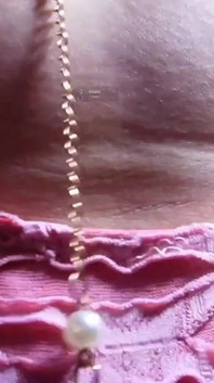 Hete buren hebben een geweldige orgie van poesje likken met een mooie brunette