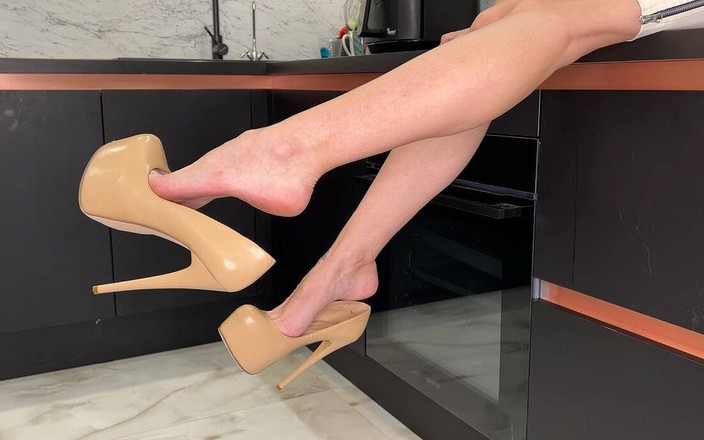 Julia domaina: Pumps tacchi alti su gambe lunghe, penzoloni e vestito stretto...