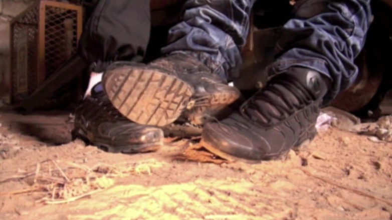 Sneaker gay: Sürtük twink twink'in spor ayakkabılarına itaat ediyor jimy fix