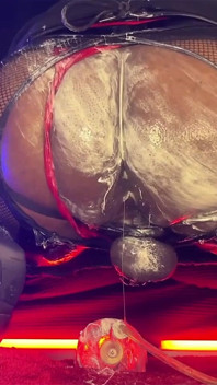 Regardez-moi étirer mon trou du cul avec des pompes anaux et des jouets sexuels gays