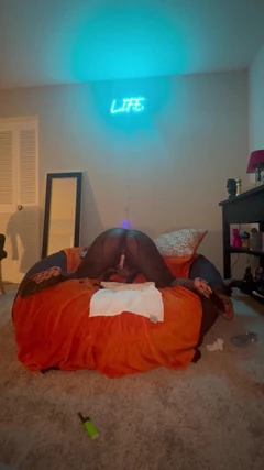 看着我在角落里玩弄自己，对吧？我知道！让我湿了一想！