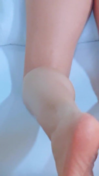 Oliemassage eindigt met een romige voetenbeurt en creampie op de nagels.