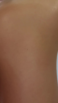 라임 그린 드레스를 입은 수줍은 겸둥이 소녀