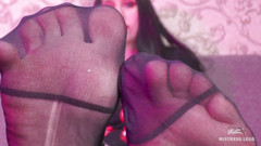 Mistress Legs: Prsty se kroutí v opotřebovaných nylonových ponožkách