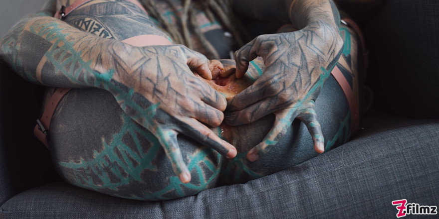 Z-Filmz: Big Squirt From Tattoo Girl in High Heels - Hard Anal...