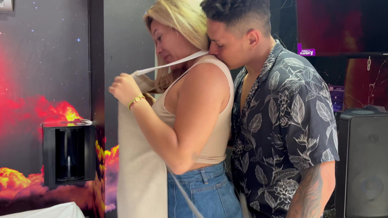 KerentSleen: Een hotelgast kwam de kamer binnen en neukte me hard