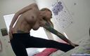 Spungy Gunk Films: Ashley Roberts कपड़े उतारती है जब वह अपनी योग कसरत करती है!