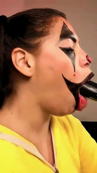 Il clown cattivo si scopa la gola con una macchina del cazzo