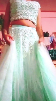 Indický gay crossdresser Gaurisissy se cítí nadržený v Blue Lehanga