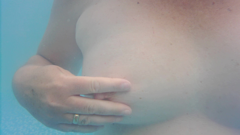 SimoneLive1: Prsa V Bazénu