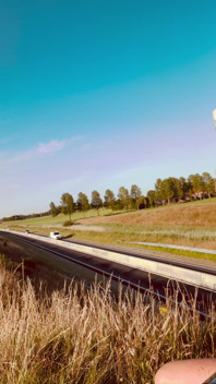 Nackt auf einer autobahn