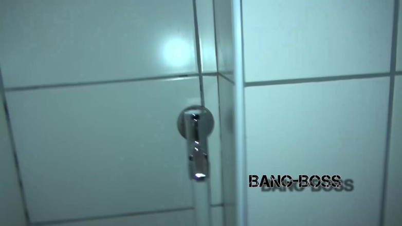 Bang-Boss: Rato inexperiente chupa meu tubo de xixi