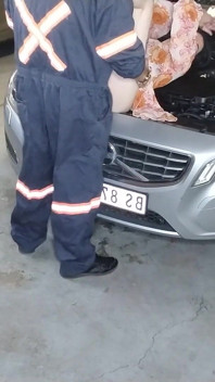 Io sono un meccanico che fa un servizio alle auto e alle donne