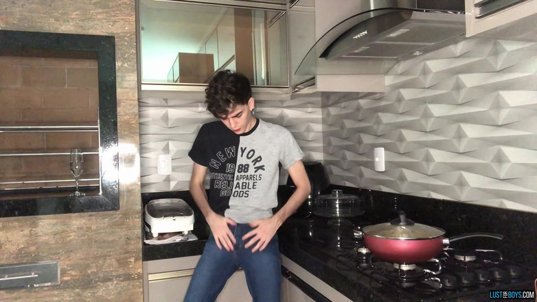 Lust for boys: Il suce le jus de sa bite