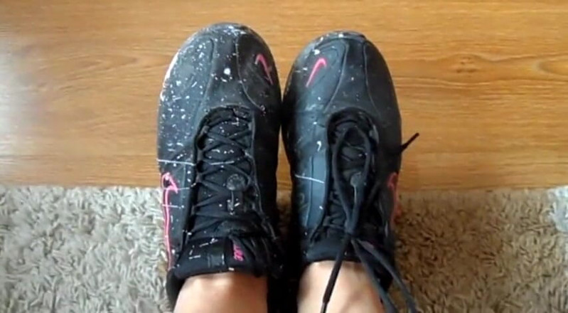 Foot Girls: Si blonde cantik menunjuk-nunjukkan kasutnya
