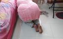 Aria Mia: Schwiegermutter bleibt beim putzen unter dem bett stecken