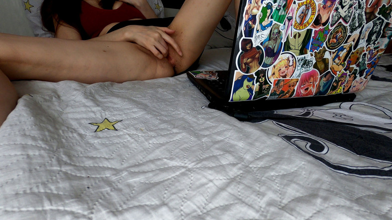 LeilaBeat: MiLF amatoriale guarda porno e masturba la dolce figa