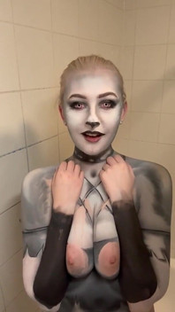 Cosplay Loona Wolf bodypaint verwijderen & tietenspel