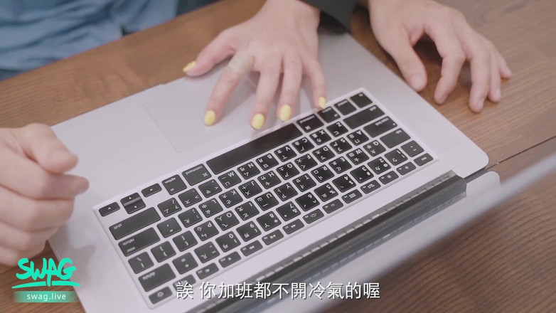 SWAG.live: オフィスの秘密:フェラチオと騎乗位がエッチな同僚をイカせます。