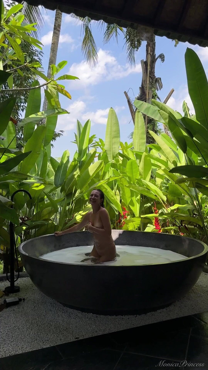 Princess Monica: Dezlănțuie-te cu mine într-o baie goală în junglă