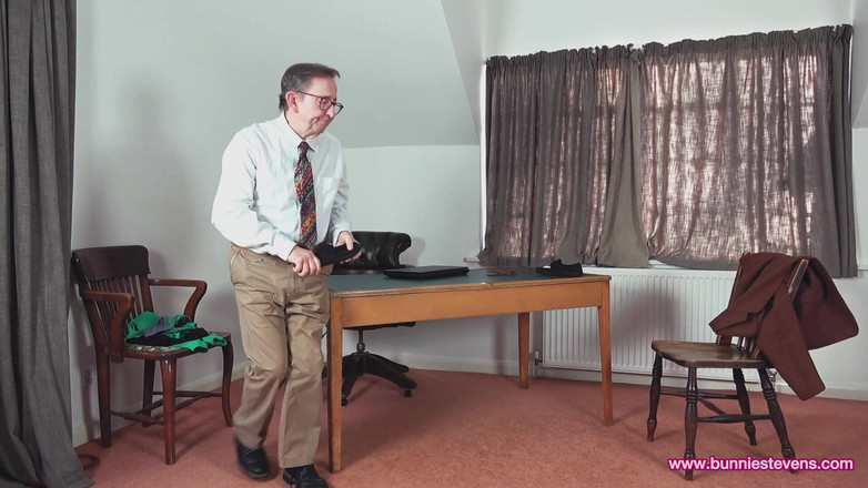 Bunnie Stevens: Výprask a ponížení ve vysokoškolské uniformě - část 1