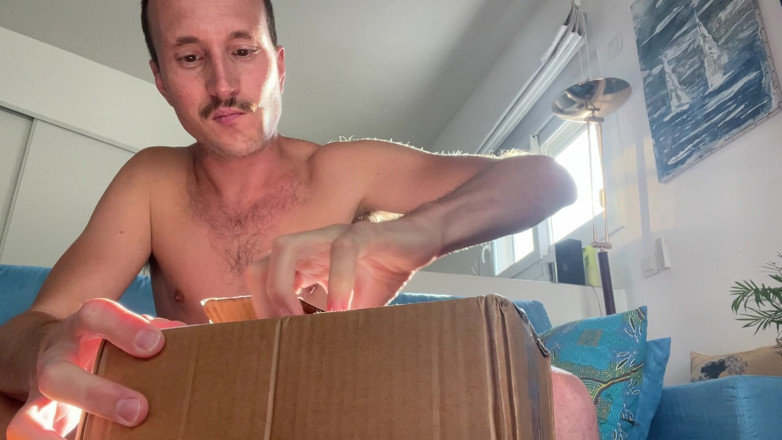 Maxence Angel: Maxence Angel Bir Jocktribe Dildosunu Kutudan Çıkarıyor