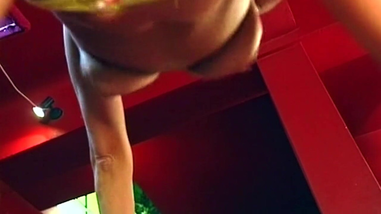 German bitch hunter: 黄色いパンティを履いたブルネットの女性がビリヤード台でセックス