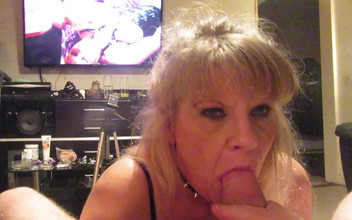 Milf-T: Esposa caliente chupa la polla de su hombre mientras él la...