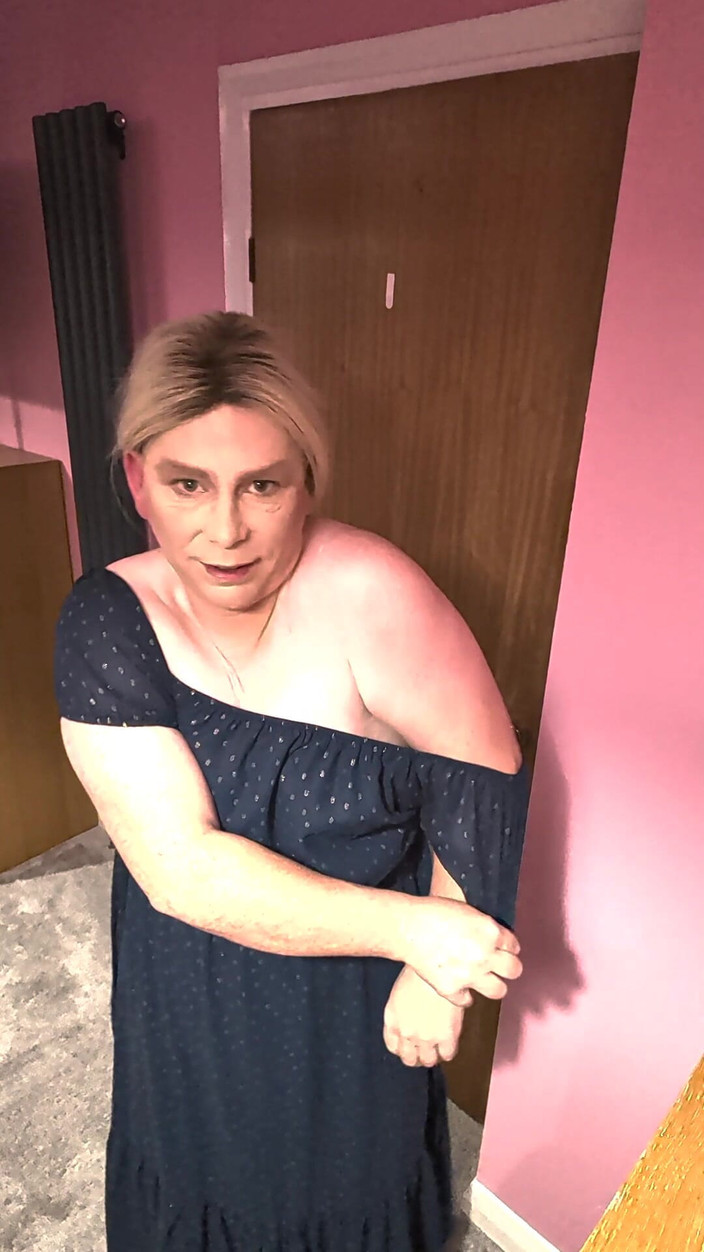 NikkiGee: Nikki are parte de un vibrator gros