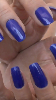Emocionantes uñas largas y azules oscuras