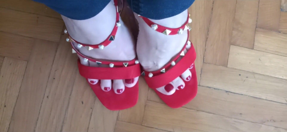 Pornoselen: Head babe play with her feet and do foot job