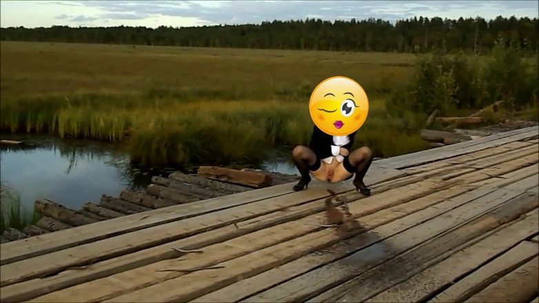 Lady Rose pee pee: गोल्डन रेन 12-आउटडोर पेशाब सचिव ।