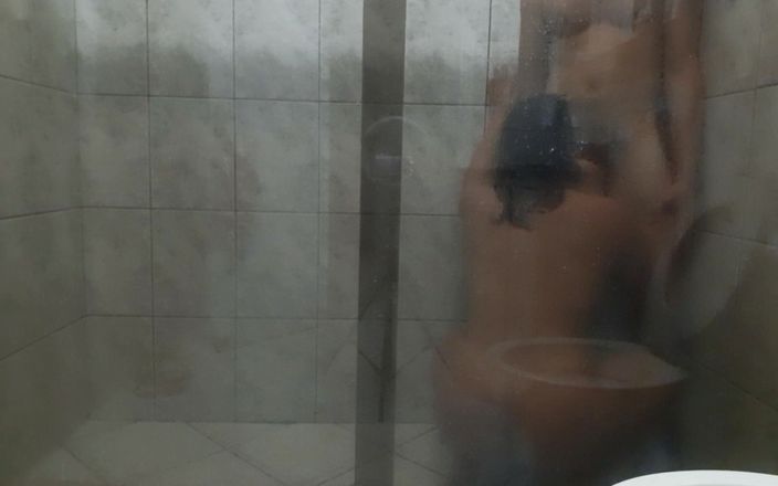 Crazy desire: Partea 1: Sex în baie cu un cuplu - Cur mare și pulă mare
