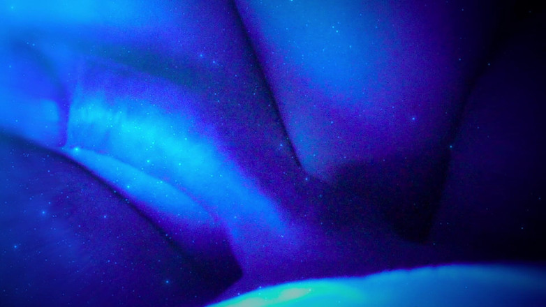 Moony: Mladá umělkyně pózuje nahá pro své erotické umělecké experimenty. Používá...