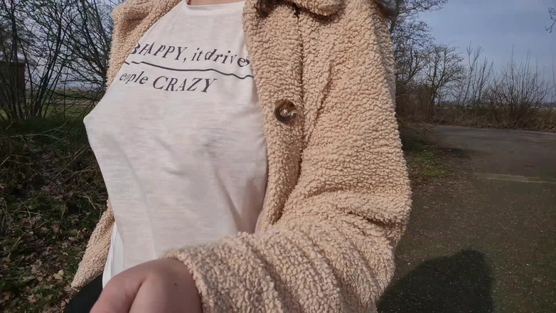 Alison Robell: Procházka prsy na straně silnice, bez podprsenky chůze v průhledné...