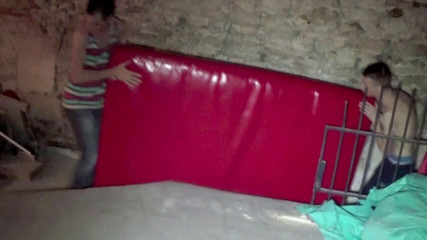 Crunch Boy: Twee sexy tweelingen van 20 jaar geneukt in de achterkamer