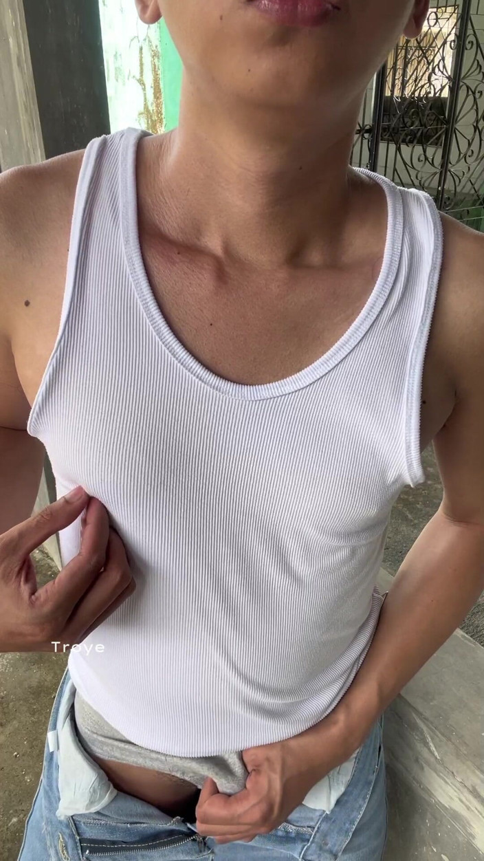 Troye_AsianPinoy: Garoto asiático é muito quente em seu top branco e jeans